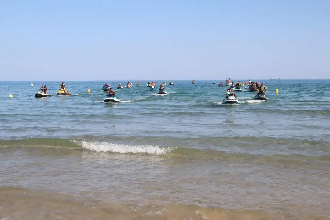 Homenatge emotiu a Tarragona en mem&ograve;ria dels tres menors ofegats a la platja de l&rsquo;Arrabassada &mdash; Imagen de la fuente