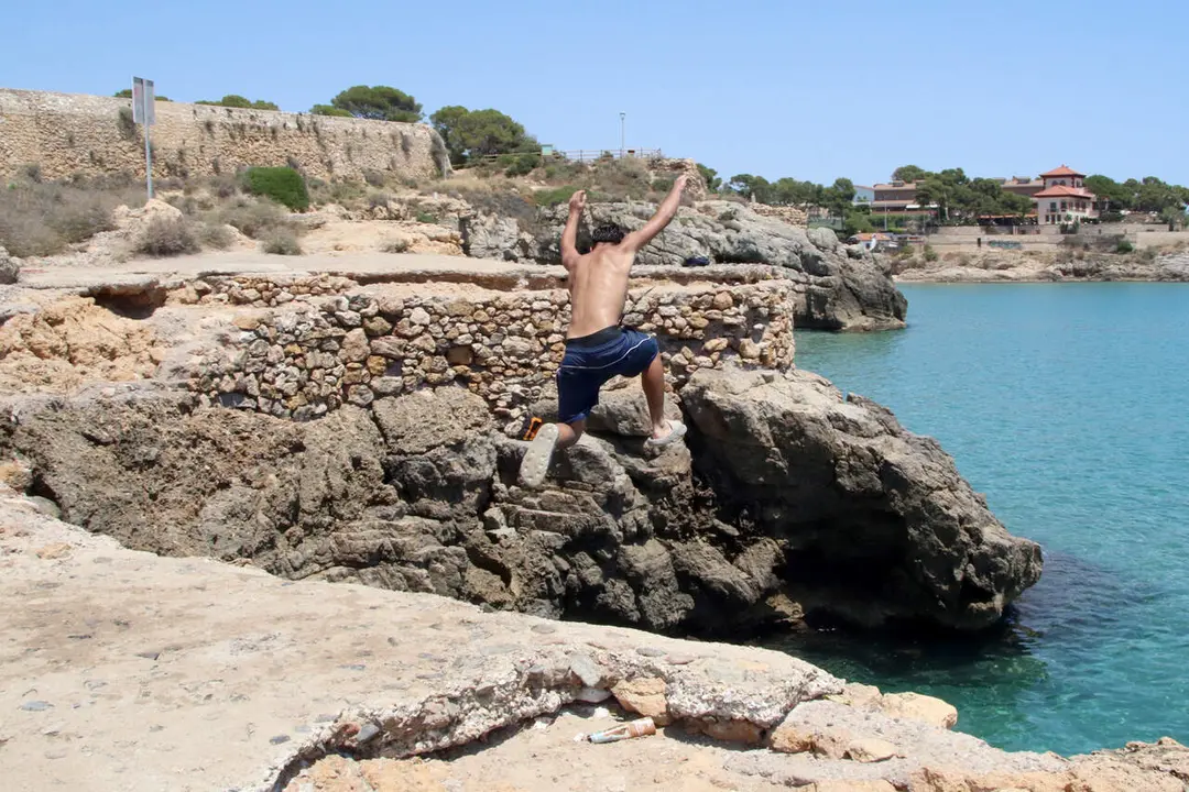 Joves saltant des de les roques del Miracle a Tarragona gaudint d&rsquo;un dia d&rsquo;estiu amb precauci&oacute; i emoci&oacute; &mdash; Imagen de la fuente