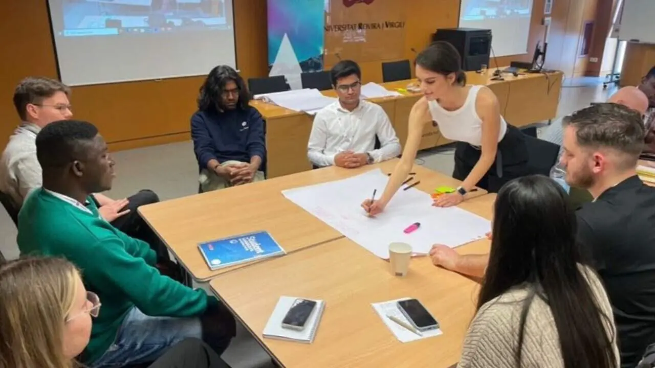  Estudiantat de la URV realitzant estades a l&rsquo;estranger amb experi&egrave;ncies acad&egrave;miques i culturals enriquidores &mdash; Imagen de la Fuente 