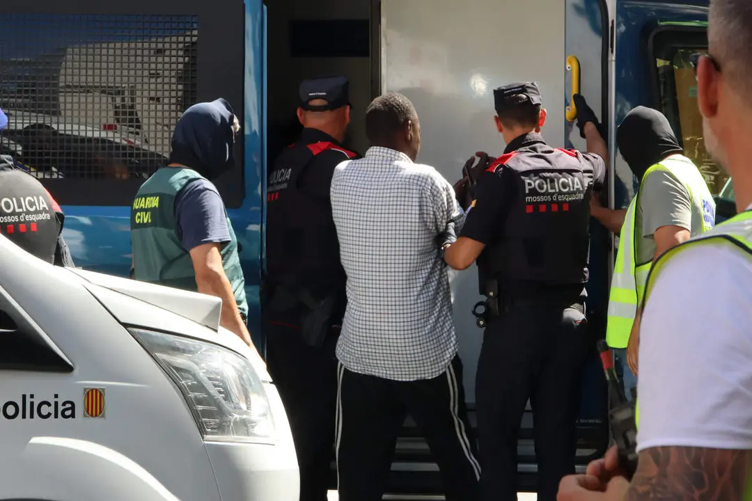 Imatge del dispositiu policial en l'operatiu contra el top a Salou, Reus i Badalona amb 28 detinguts &mdash; Imagen de la fuente
