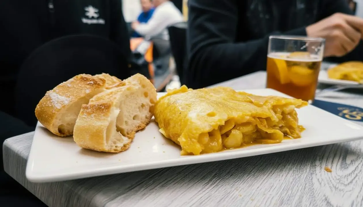  La millor tortilla de patata poc feta amb textura cremosa i sabor tradicional per a un &agrave;pat delici&oacute;s a casa &mdash; Imagen generada por IA 