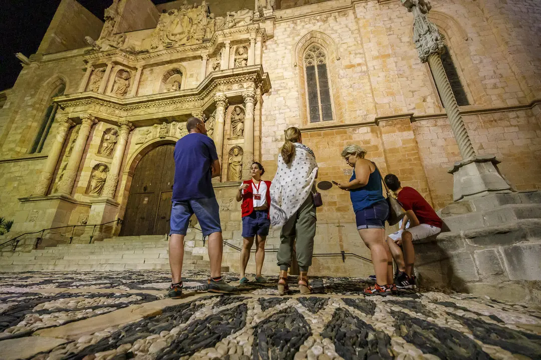 Visites guiades nocturnes i en franc&egrave;s a Montblanc aquest estiu per descobrir la hist&ograve;ria i cultura local &mdash; Imagen de la fuente