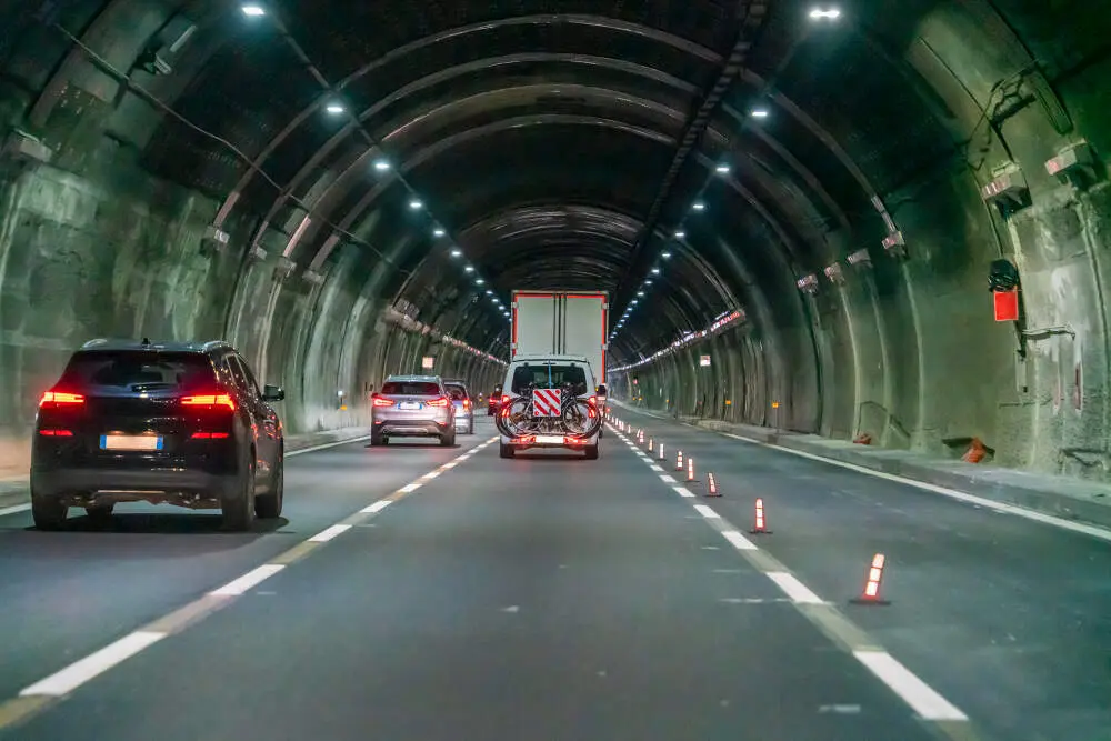Multes de 600 euros i p&egrave;rdua de 6 punts per conductors que cometin tres riscos habituals als t&uacute;nels segons la Gu&agrave;rdia Civil &mdash; Imagen generada por IA