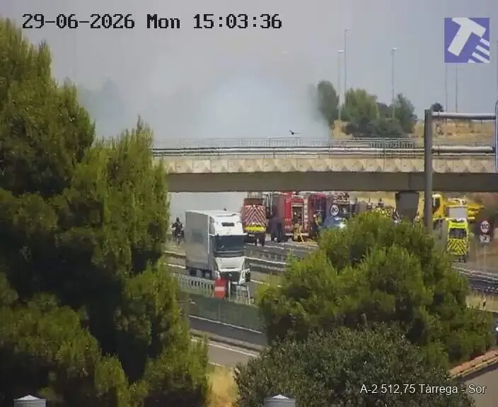  Dotacions de bombers treballant en un incendi provocat per un cami&oacute; amb c&agrave;rrega cremant a camp obert &mdash; Imagen de la Fuente 