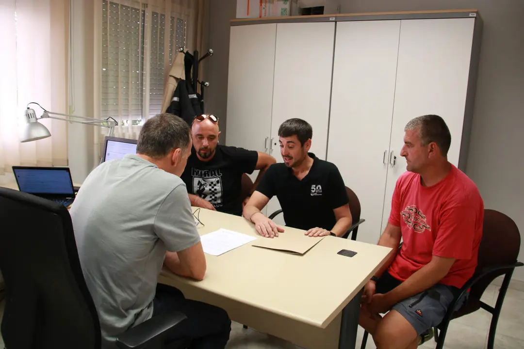 Pagesos reunits debatent l&rsquo;arrencada ordenada de vinyes a Valls i el Camp de Tarragona en resposta a la demanda de recompte &mdash; Imagen de la Fuente