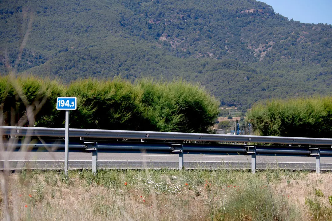 Vista de l&rsquo;accident a l&rsquo;autopista AP-2 a Montblanc amb furgoneta accidentada i equips d&rsquo;emerg&egrave;ncia actuant &mdash; Imagen de la Fuente