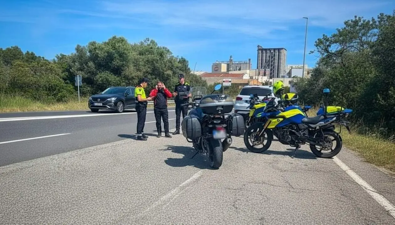  Mossos d&rsquo;Esquadra utilitzen Google Maps i Waze per millorar l&rsquo;efectivitat en controls de tr&agrave;nsit a Catalunya &mdash; Imagen generada por IA 