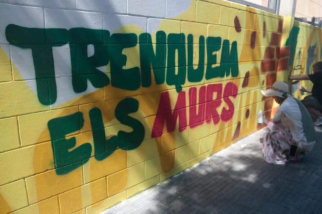 Mural antiracista creat per joves migrants que promou la unitat i la inclusi&oacute; al barri Fortuny de Reus &mdash; Imagen de la fuente