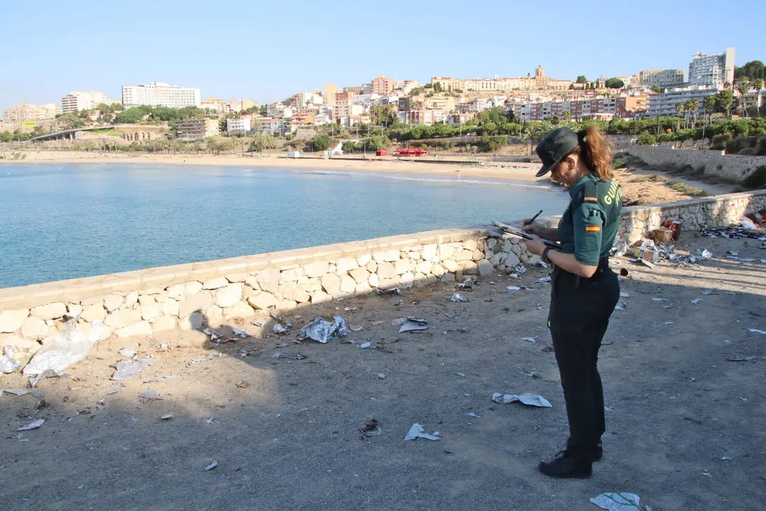 Agents de la Gu&agrave;rdia Civil revisant el control pirot&egrave;cnic durant el concurs de focs de Tarragona &mdash; Imagen de la Fuente