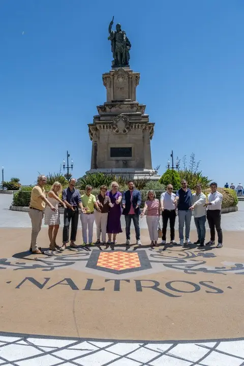  Mural Naltros a la Rambla Nova de Tarragona amb personatges hist&ograve;rics pintat per Edu Polo per promocionar el comer&ccedil; local &mdash; Imagen de la Fuente 