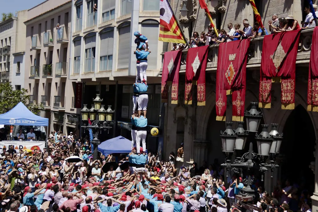 Els Minyons de Terrassa descarregant la torre de nou i el quatre de nou amb folre a la Festa Major en plena actuaci&oacute; castelle &mdash; Imagen de la Fuente