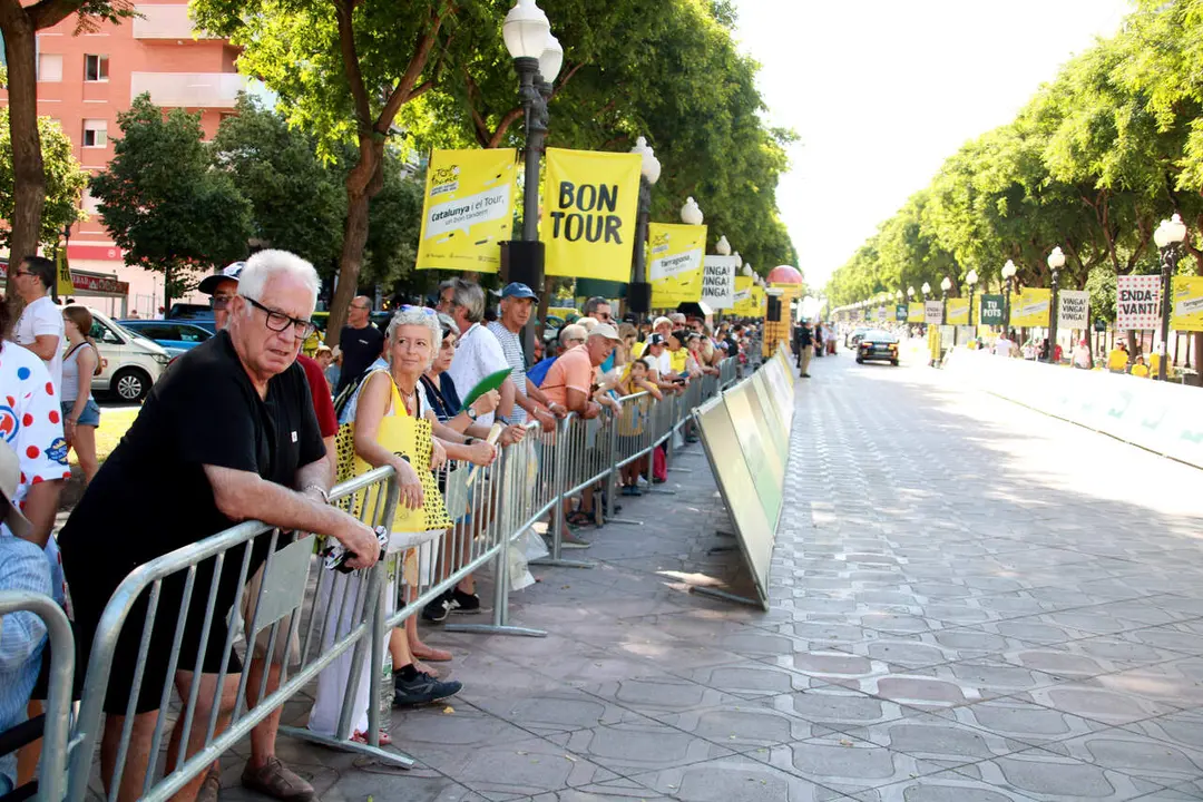 Aficionats entusiasmats omplint els carrers de Tarragona abans de la segona etapa del Tour de Fran&ccedil;a &mdash; Imagen de la Fuente