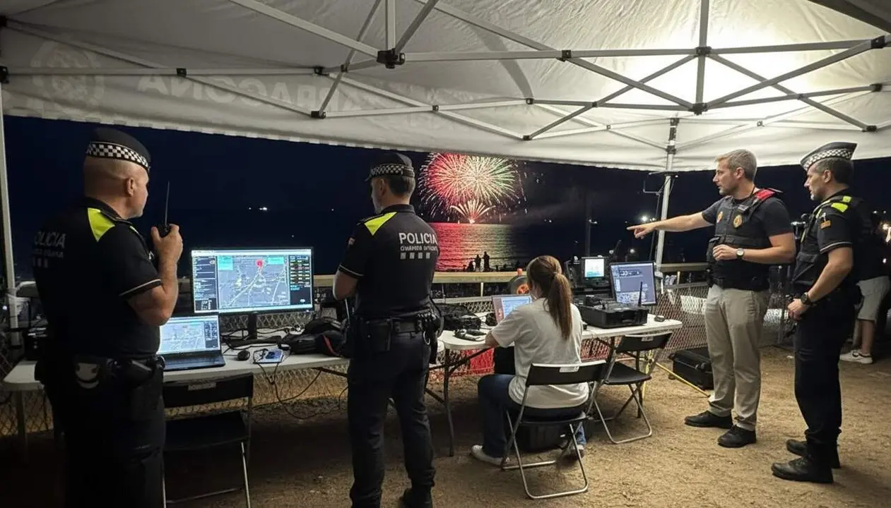  Pilot de dron denunciat per volar sense autoritzaci&oacute; durant l'espectacle de focs artificials a Tarragona &mdash; Imagen generada por IA 