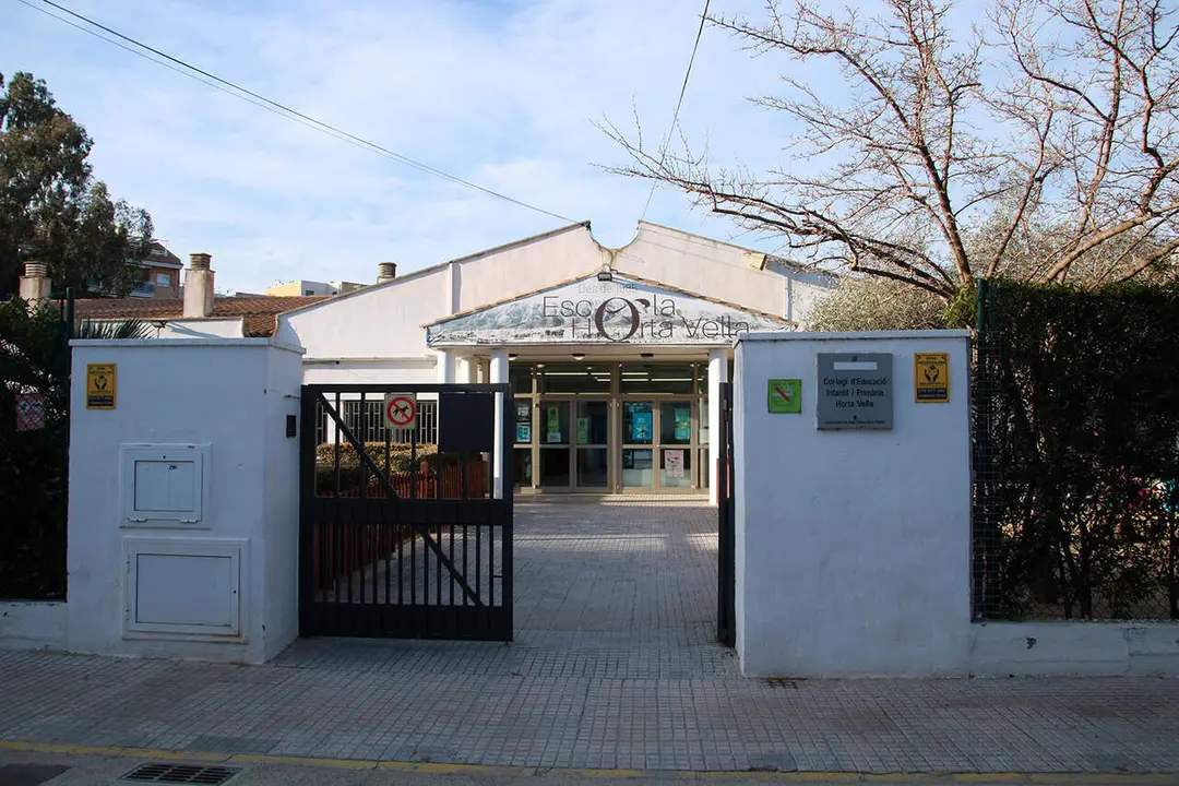 Mur de formig&oacute; recent constru&iuml;t a l escola Horta Vella de La R&agrave;pita per protegir contra futures inundacions &mdash; Imagen de la Fuente