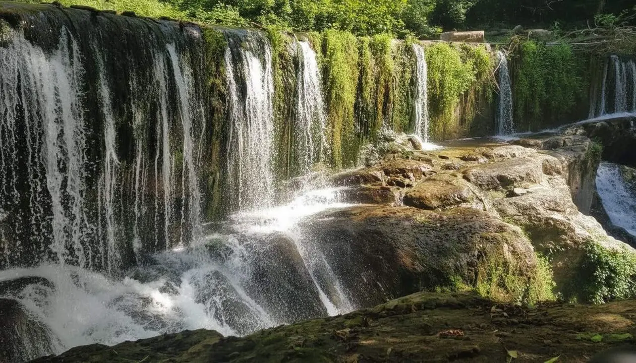  Les millors cascades i piscines naturals de Girona per gaudir d&rsquo;un estiu fresc i envoltat de natura espectacular &mdash; Imagen generada por IA 