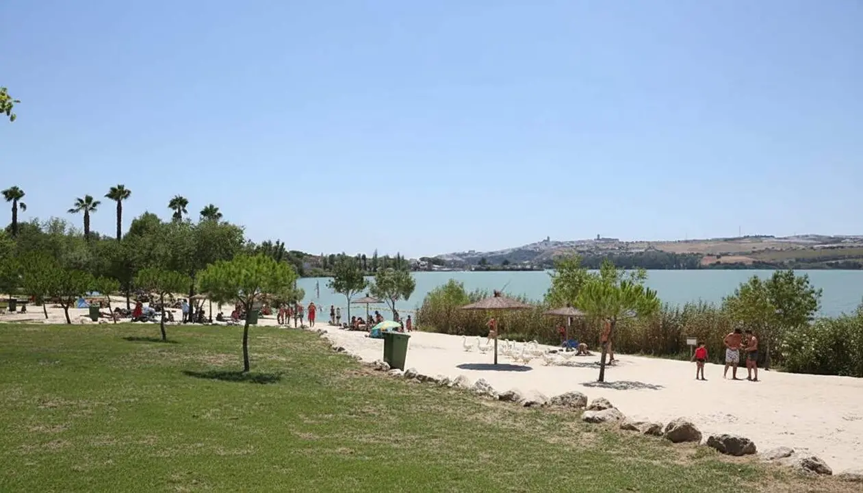  Vista panor&agrave;mica de la tranquil&middot;la platja d'Arcos a una hora i mitja de Sevilla sense multituds ni soroll ambiental &mdash; Imagen generada por IA 