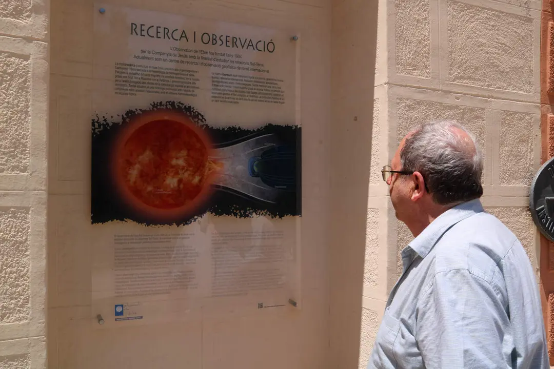 L'investigador Juanjo Curto, davant d'un dels cartells divulgatius de l'Observatori de l'Ebre