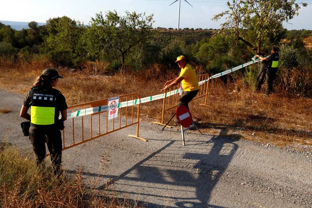 Agents Rurals i ADF tanquen un cam&iacute; a Almatret davant el risc d'incendi.