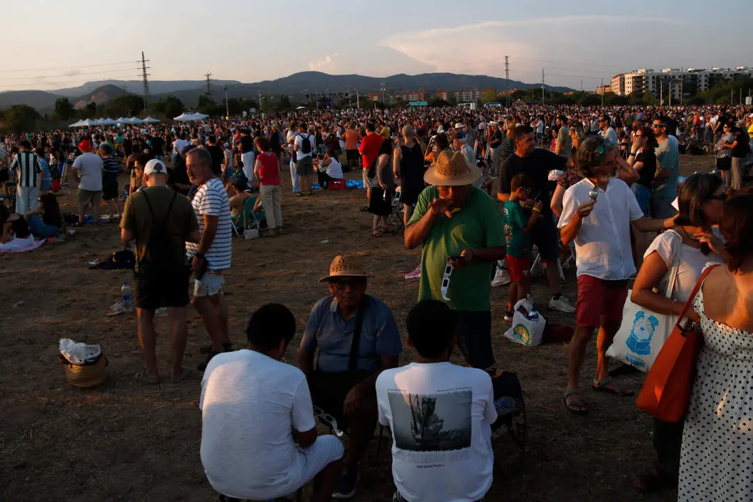 Milers de persones segueixen l'eclipsi solar des del solar al costat del Parc de la Festa de Reus
Font: Arnau Mart&iacute;nez Teruel / Agencia Catalana de Noticies
