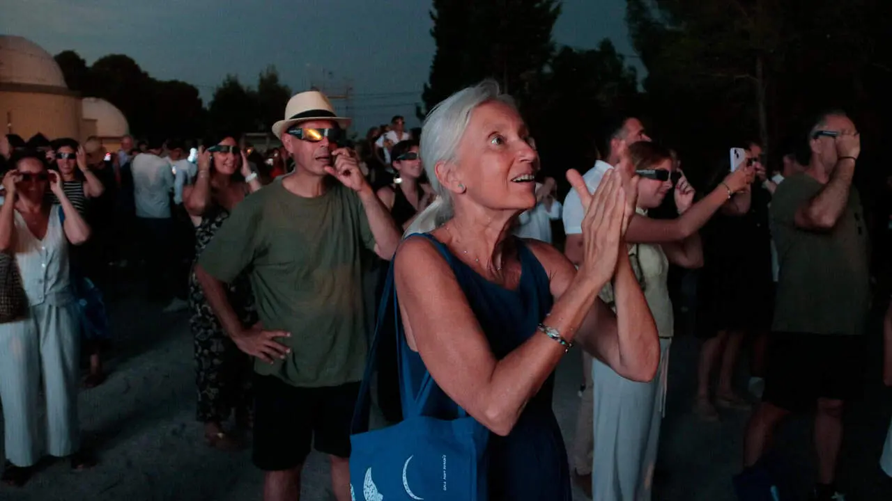 Una dona admira encisada el moment &agrave;lgid de l'eclipsi solar des de l'Observatori de l'Ebre de Roquetes