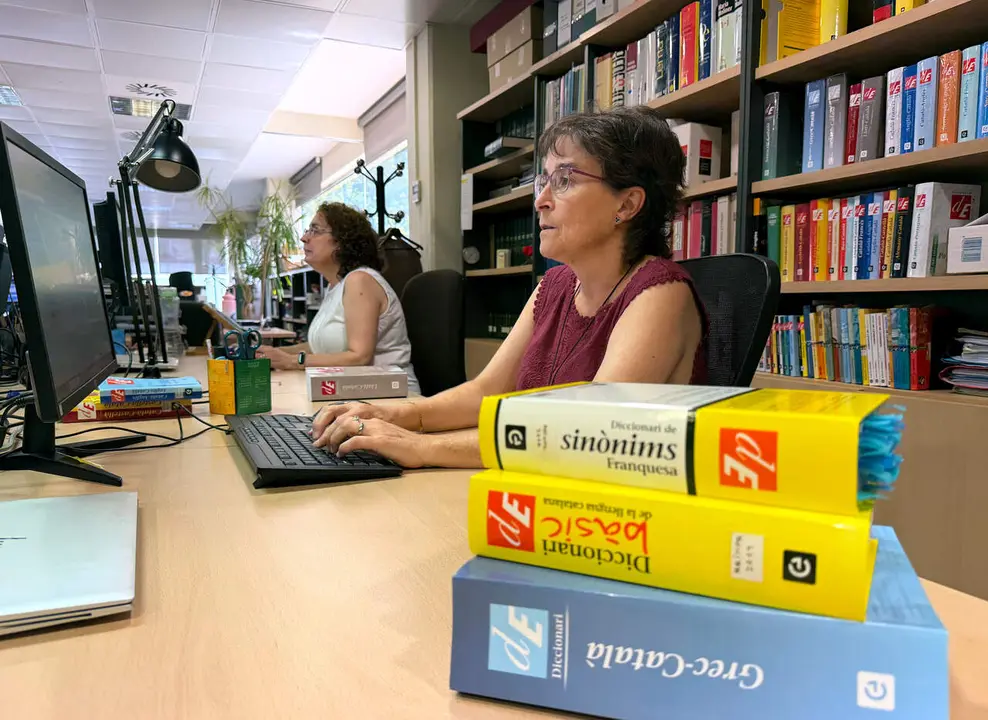 Responsables dels respectius serveis de cerca en l&iacute;nia diccionari.cat i Enciclop&egrave;dia.cat, a la seu d'Enciclop&egrave;dia Catalana
Font: Pau Cortina / Agencia Catalana de Noticies