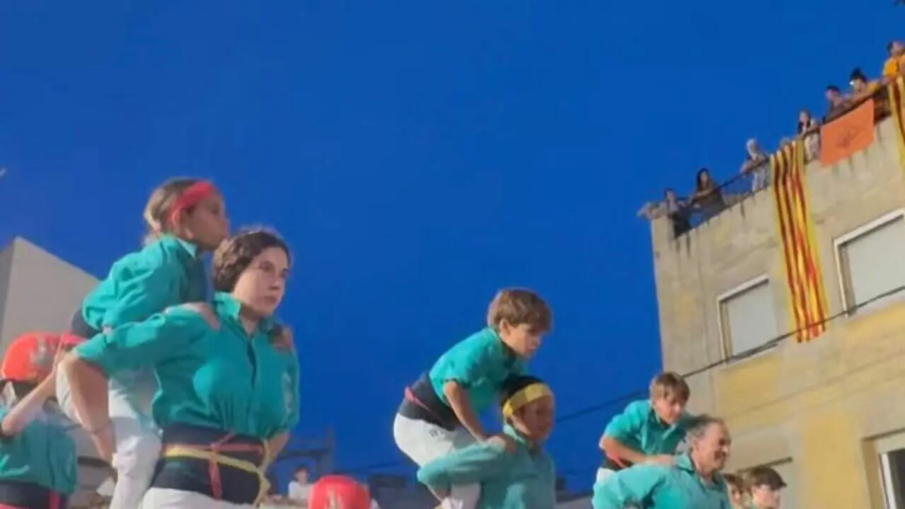  Castellers de Vilafranca descarreguen un impressionant 4 de 9 a la diada a la Bisbal el 15 d'agost de 2026 - Imagen de la Fuente 