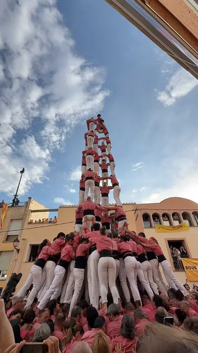 La Colla Vella dels Xiquets de Valls aixecant un castell 5 de 9 amb folre en plena Diada de la Bisbal &mdash; Fuente X @collavella