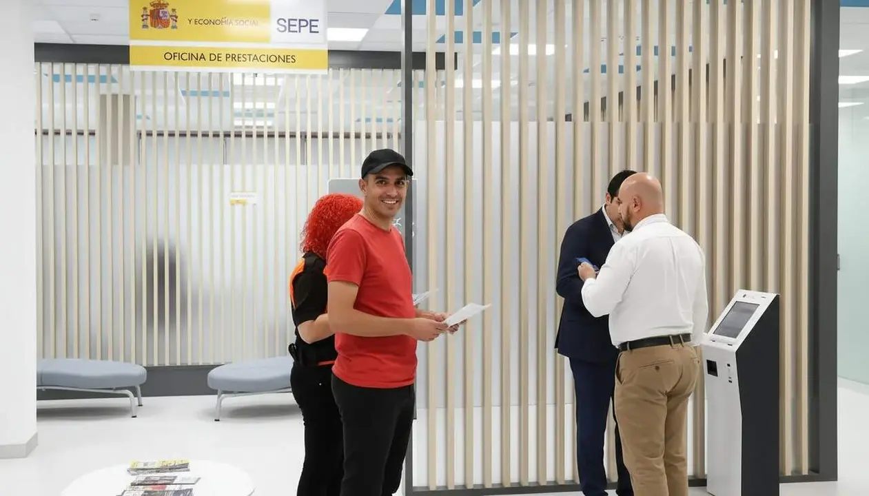  Home de Bilbao guanyant el dret a cobrar el subsidi per majors de 52 anys amb un contracte indefinit a temps complet - Imagen generada por IA 
