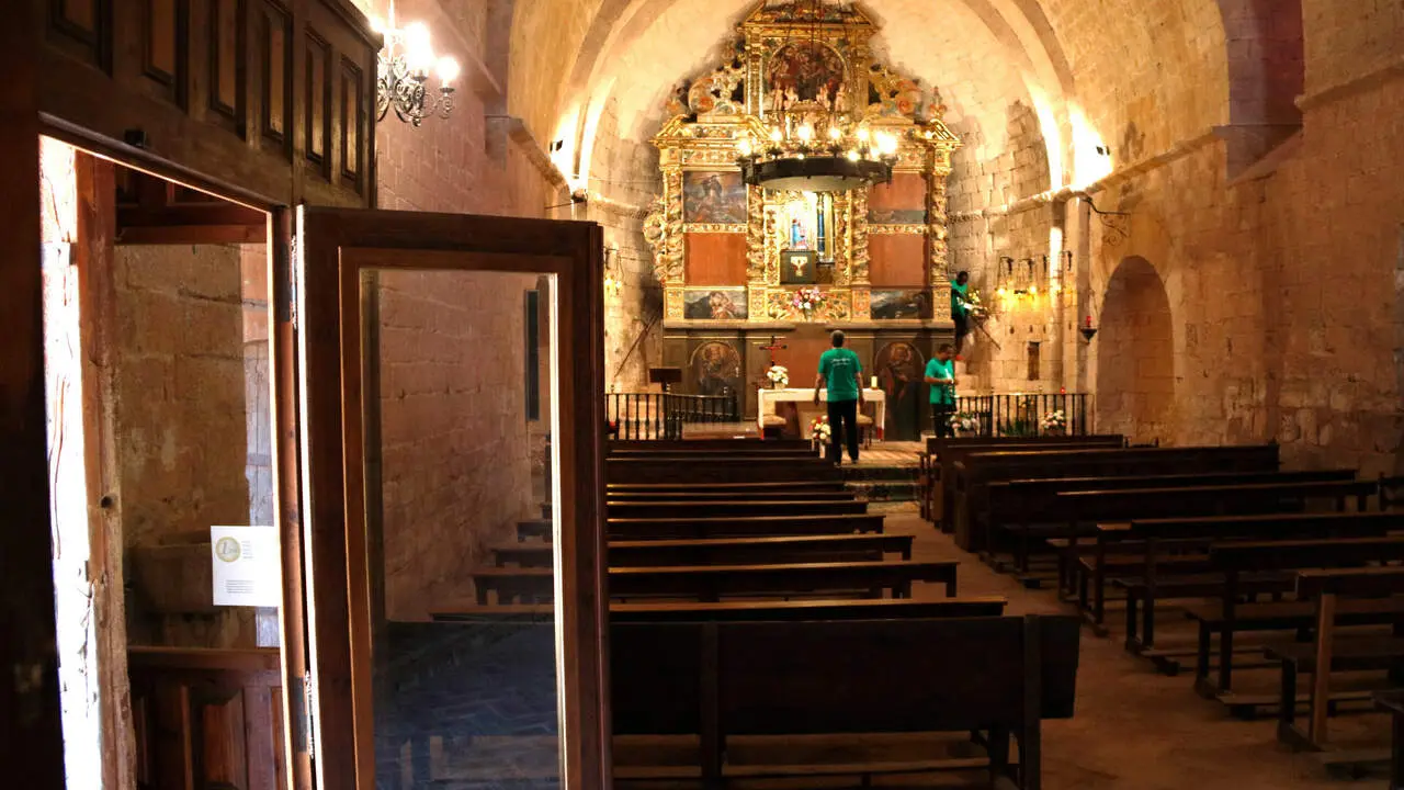 Acc&eacute;s i interior de l'esgl&eacute;sia de Santa Maria de Siurana
Font: Arnau Mart&iacute;nez / Agencia Catalana de Noticies