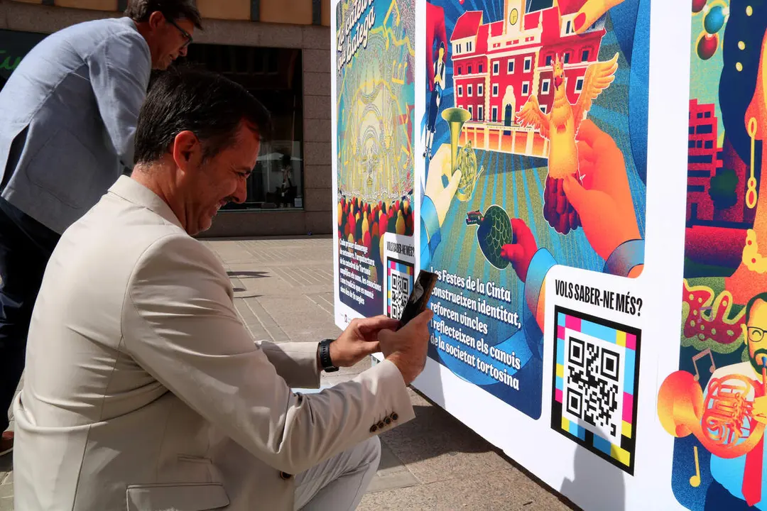 L'alcalde de Tortosa en funcions, Jordi Jordan, i el director del campus ebrenc de la URV, Xavier Farr&eacute;, provant els codis QR de l'exposici&oacute; 'La Cinta amb ulls de ci&egrave;ncia'
Font: Anna Ferr&agrave;s / Agencia Catalana de Noticies