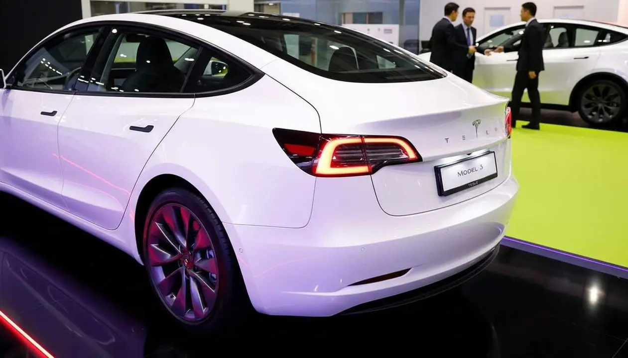 Tesla retira gaireb&eacute; 3 milions de vehicles Model 3 i Model Y a la Xina per problemes de seguretat i actualitzacions obligat&ograve;ries &mdash; Imagen generada por IA
