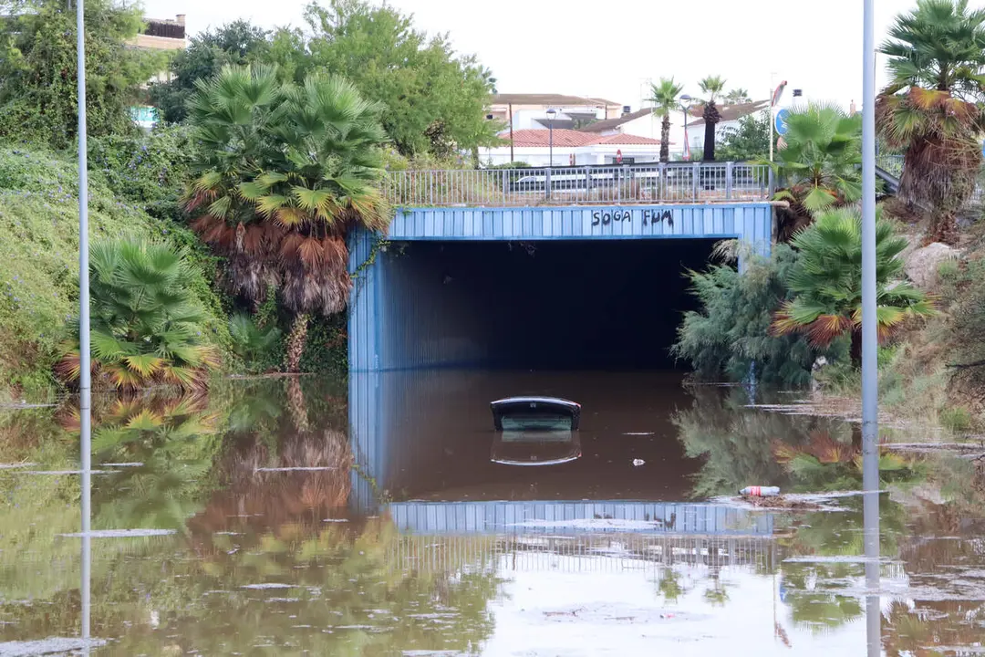Imatge d'un cotxe cobert d'aigua en un pas subterrani a tocar del c&agrave;mping Sirena Dorada de Creixell