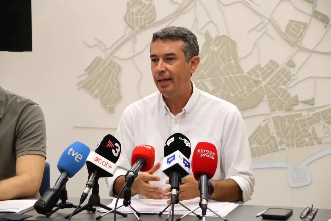 L'alcalde del Vendrell, Kenneth Mart&iacute;nez, en la roda de premsa d'aquest dilluns
Font: Eloi Tost / Agencia Catalana de Noticies