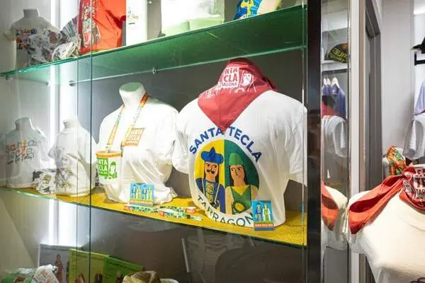 Vista vibrant del Mercat Central de Tarragona amb productes festius i vals de compra per Santa Tecla &mdash; Imagen de la fuente