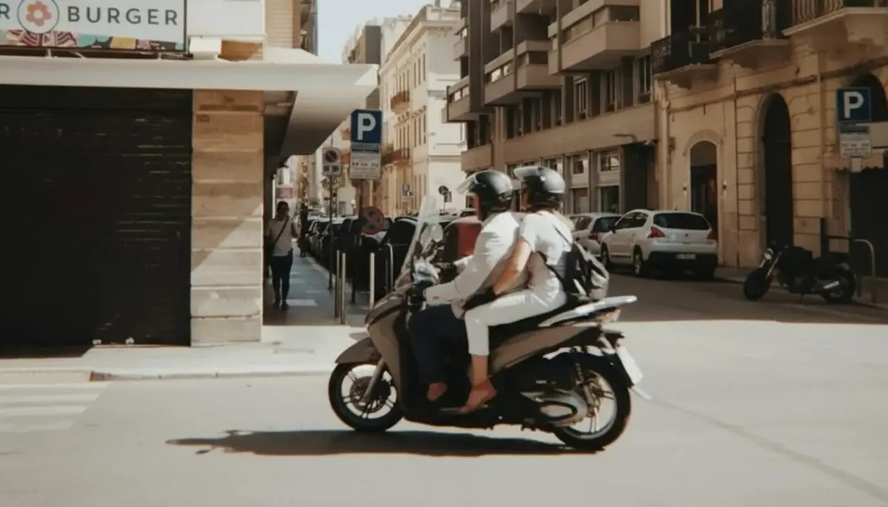  Motoristes han d'adaptar-se a les noves normes de la DGT amb guants obligatoris i prohibici&oacute; de xancletes a partir d'1 d'octubre - Imagen generada por IA 