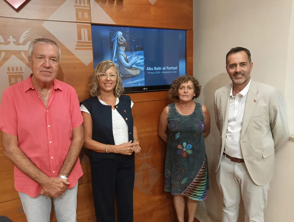 L'alcaldessa de Tortosa, Mar Lleix&agrave;, amb el primer tinent d'alcaldia i regidor de Cultura, Jordi Jordan, i amb el m&uacute;sic Arturo Gaya, en la presentaci&oacute; del programa per commemorar els 900 anys de la mort d'Abu Bakr al-Turtux&iacute;