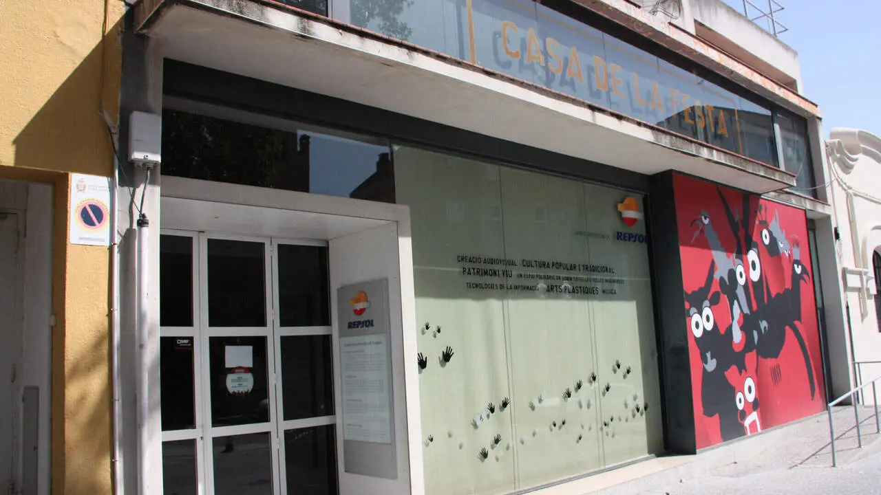 Imatge de la fa&ccedil;ana de la Casa de la Festa, ubicada a la Via Augusta