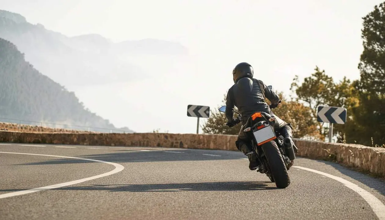  Catalunya prohibeix circular motos al voral amb multa de 200 euros i nous requisits de seguretat per als motoristes - Imagen generada por IA 