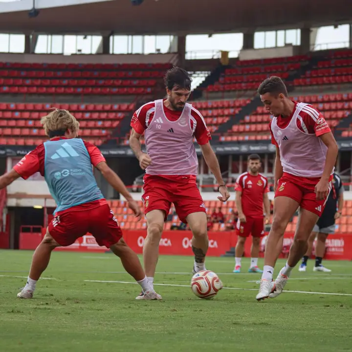 Jugadors de futbol preparant-se abans d&rsquo;un partit clau de la Primera Divisi&oacute; RFEF Grup 2 amb horaris destacats &mdash; Fuente: X NASTICTARRAGONA