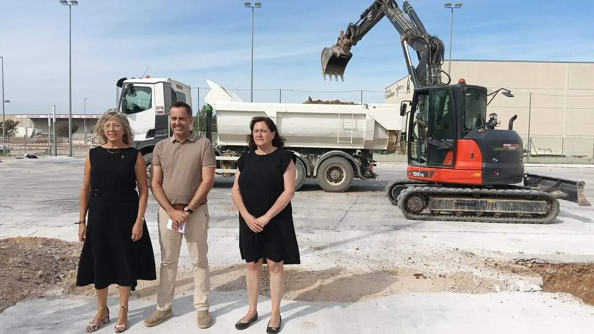  Inici de les obres per cobrir la pista poliesportiva exterior del pavell&oacute; del Temple a Tortosa amb inversi&oacute; municipal - Imagen de la Fuente 