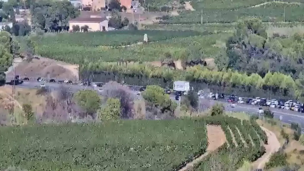  Retencions a l'AP-7 a Subirats per accident amb carril tallat en sentit Barcelona i afectacions al voral a G - Imagen de la Fuente 