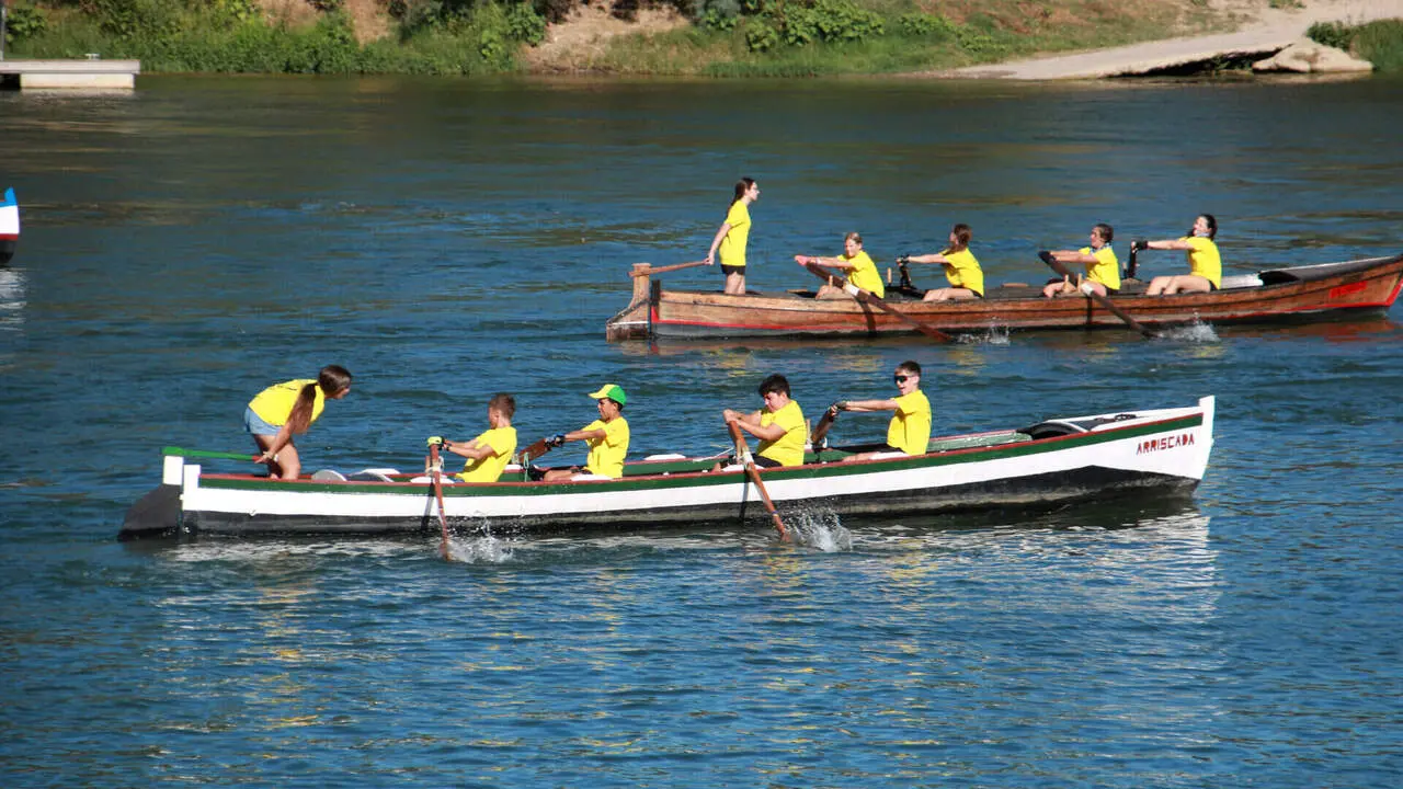 Participants competint en una de les curses de muletes de la 123a edici&oacute; de la Festa del Riu Ebre de M&oacute;ra d'Ebre