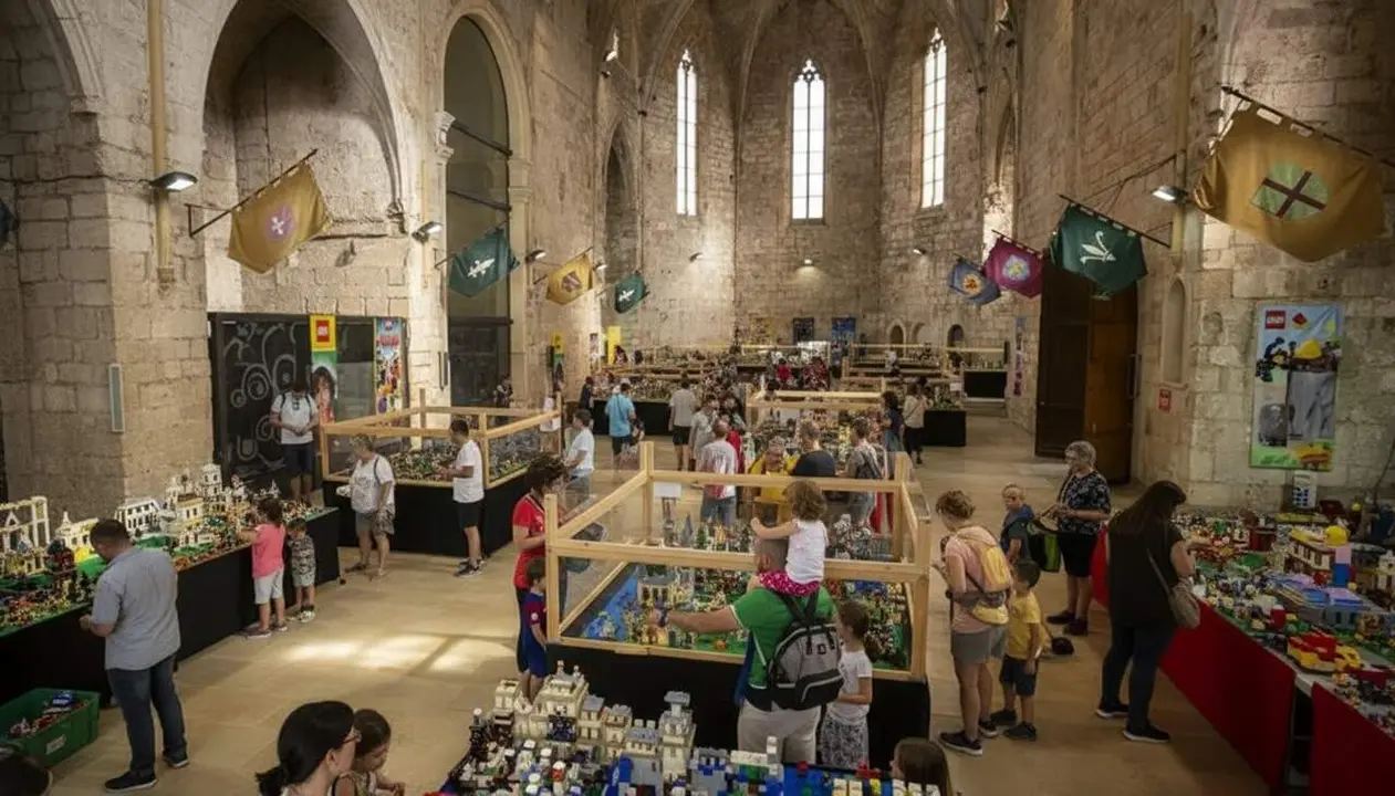  Festival Brick&agrave;nia a Montblanc del 10 al 12 d'octubre amb concursos i novetats de construccions Lego per a tota la fam&iacute;lia - Imagen generada por IA 
