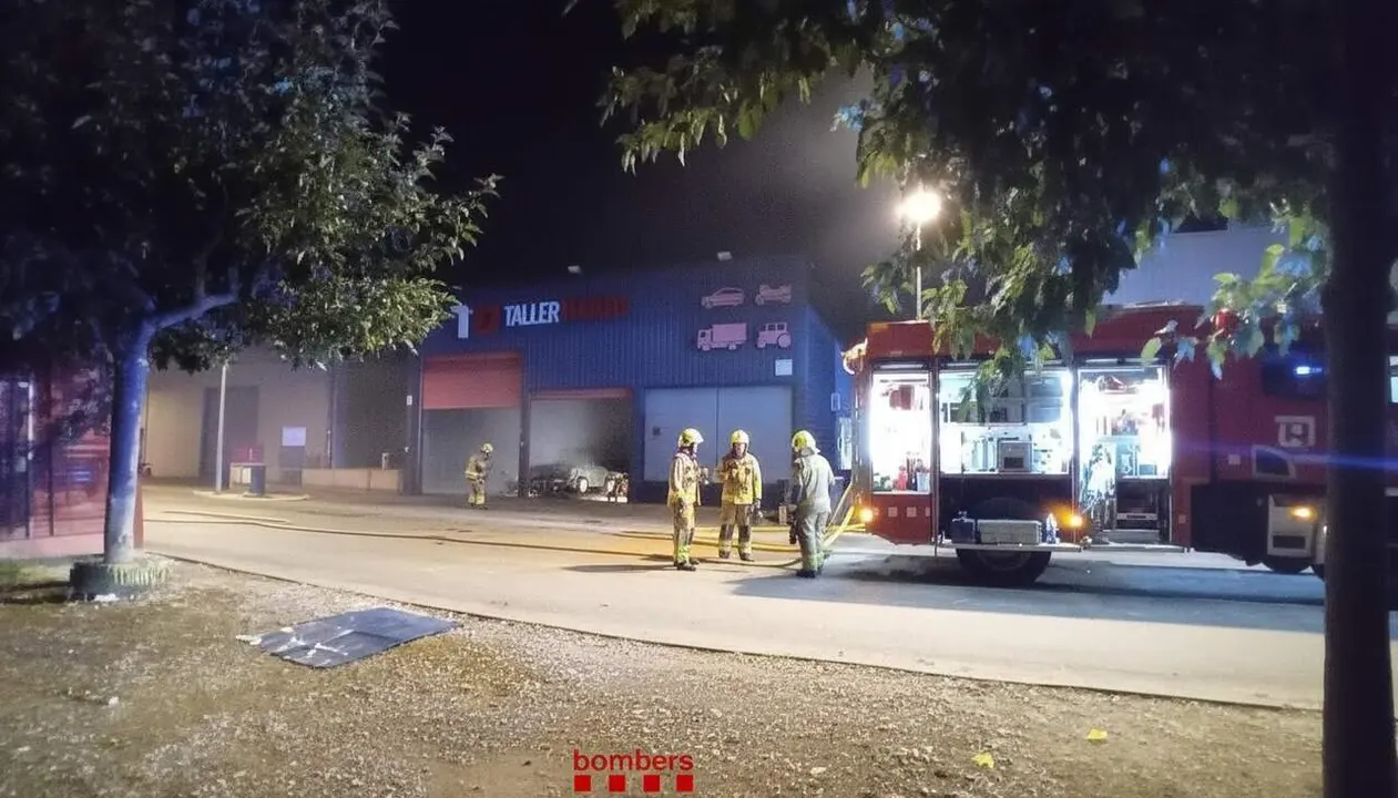  Bombers apagant un incendi en un taller mec&agrave;nic al Perell&oacute; amb actuaci&oacute; r&agrave;pida i sense ferits - Imagen generada por IA 