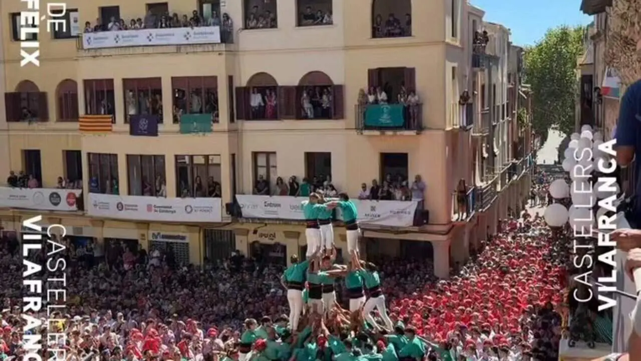  Castellers de Vilafranca descarreguen el 3d9fa en la Diada de Sant F&egrave;lix plena d'emoci&oacute; i tradici&oacute; a Vilafranca - Imagen de la Fuente 