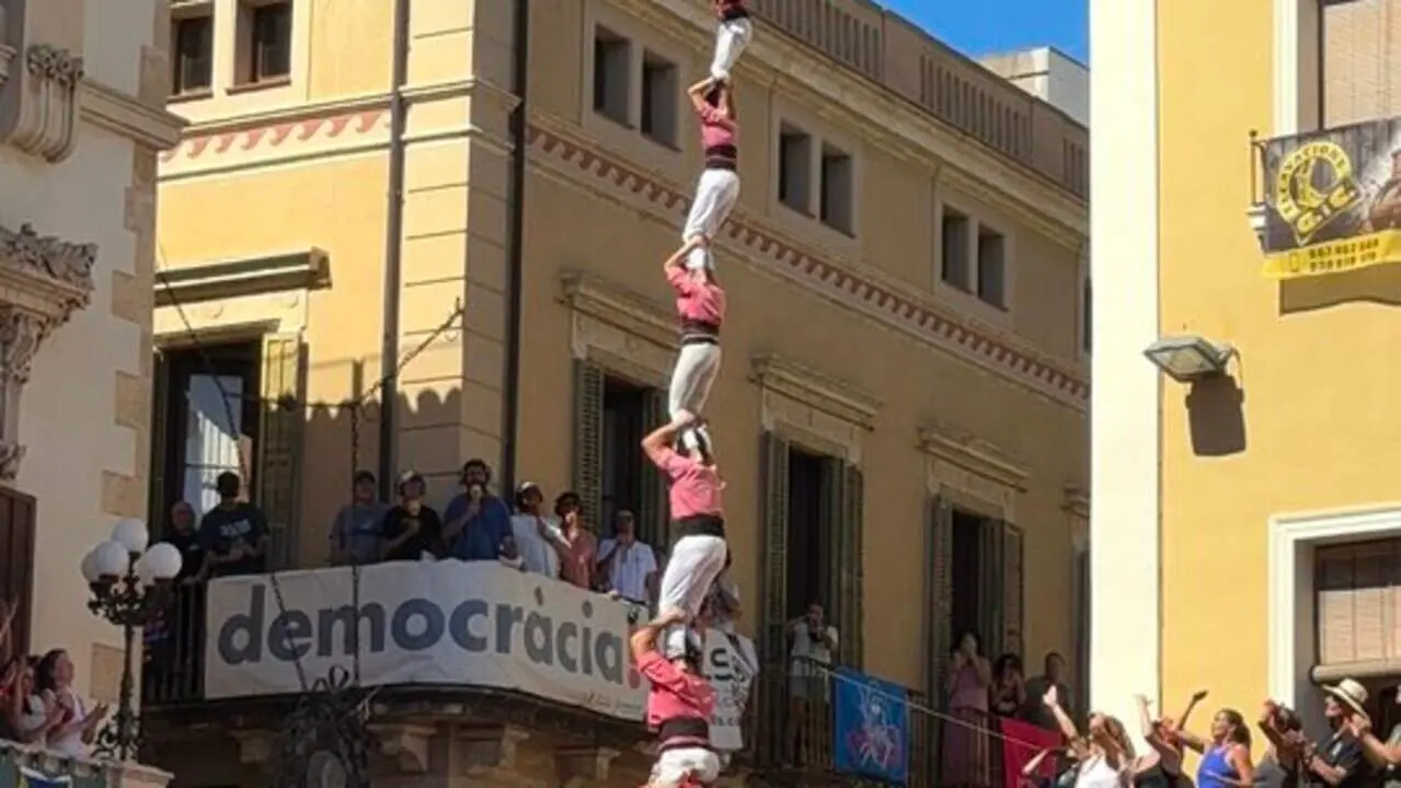 Castellers de la Colla Vella de Valls aixecant castells durant la Diada amb protagonisme del lideratge femen&iacute; en l'aplec - Imagen de la Fuente 