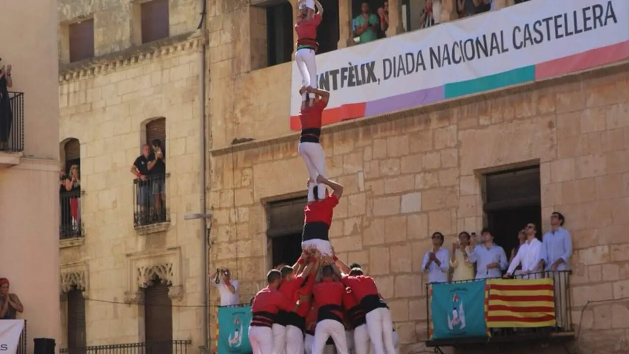 Colla Joves Xiquets de Valls descarregant el 4 de 9 sense folre a la diada de Sant F&egrave;lix una jornada hist&ograve;rica de castells &mdash; Foto de Roser Giner