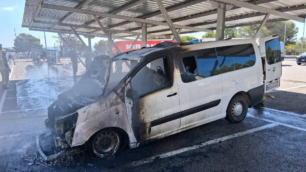  Incendi extingit d'una furgoneta a l'aparcament de l'estaci&oacute; de servei de l'Ap-7 a Vandell&ograve;s i l'Hospitalet de l'Infant - Imagen de la Fuente 