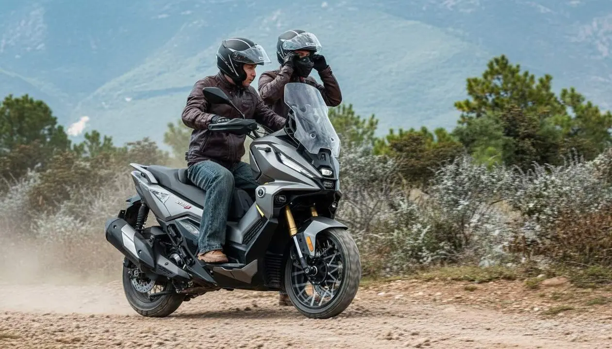  Voge SR450X 2024 destaca amb motor bicil&iacute;ndric, carnet A2 compatible i disseny innovador per a motos GT urbanes - Imagen generada por IA 