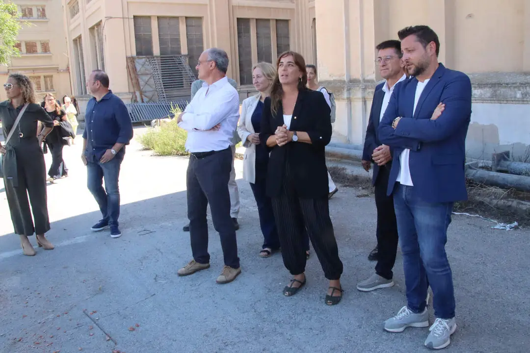 La consellera de Recerca i Universitats, N&uacute;ria Montserrat, acompanyada de l'alcalde de Tarragona, Rub&eacute;n Vi&ntilde;uales, durant la visita a la Tabacalera